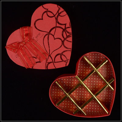 Ống quà sang trọng, cứng và sang trọng, hình trái tim cho ngày Valentine, sô cô la và ngọt ngào.