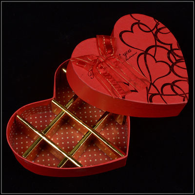 Ống quà sang trọng, cứng và sang trọng, hình trái tim cho ngày Valentine, sô cô la và ngọt ngào.