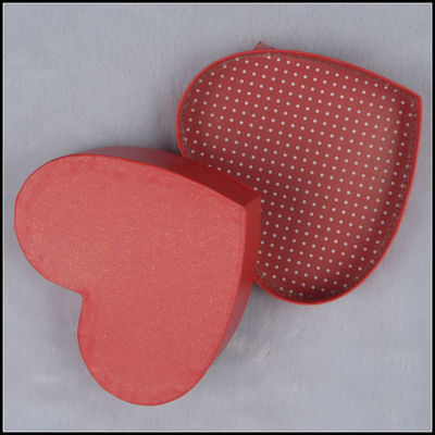 Ống quà sang trọng, cứng và sang trọng, hình trái tim cho ngày Valentine, sô cô la và ngọt ngào.