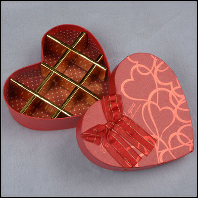 Ống quà sang trọng, cứng và sang trọng, hình trái tim cho ngày Valentine, sô cô la và ngọt ngào.