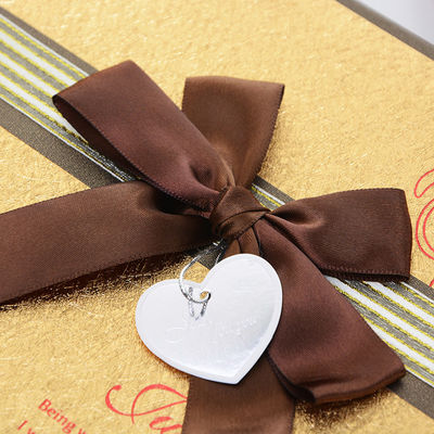 Một hộp sô cô la bằng giấy cao cấp