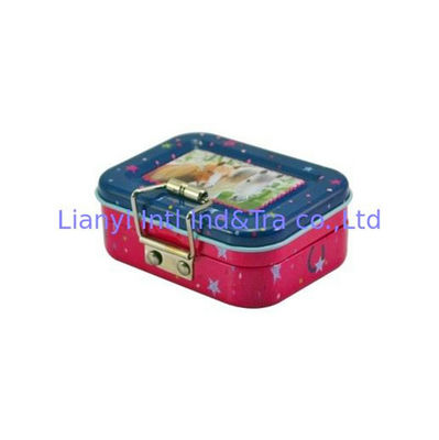 Các hộp thiếc kim loại nhỏ với ba lớp để lưu trữ đồ chơi trẻ em
