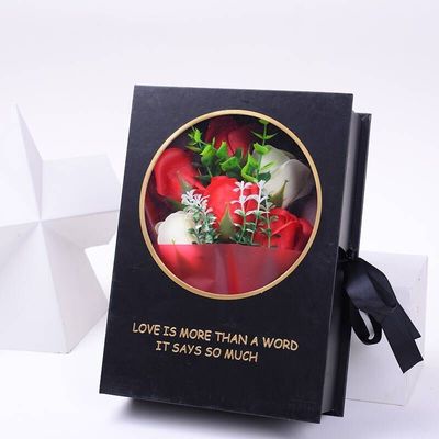 Hộp quà giấy cứng màu hồng thực tế và hình vuông với ruy băng
