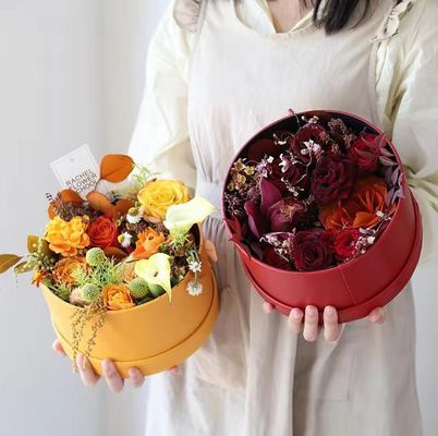 Hộp quà giấy cứng màu hồng thực tế và hình vuông với ruy băng