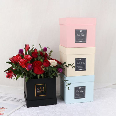 Hộp quà giấy cứng màu hồng thực tế và hình vuông với ruy băng